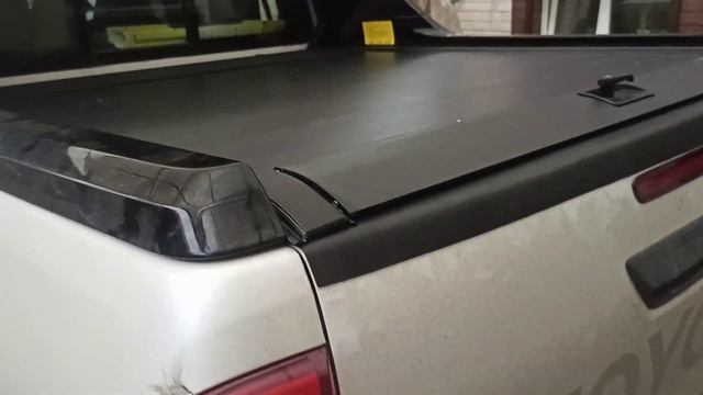 Тюнинг арабского пикапа Тойота Хайлюкс Hilux GR. Крышка кузова роллета сдвижная. смотреть онлайн