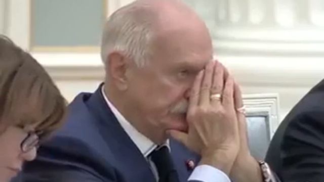 Медведев играет в Pokemon Go смотреть онлайн