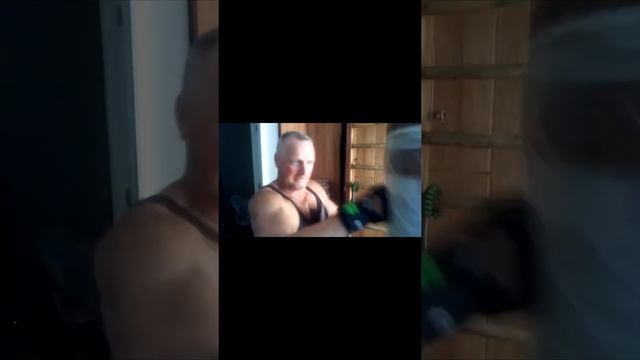 Боксерская самодельная груша в домашнем спортзале. смотреть онлайн