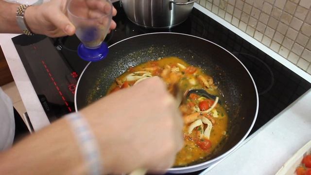 ПАСТА С МОРЕПРОДУКТАМИ И ТОМАТАМИ / PASTA CON GAMBERI, COZZE E CALAMARI смотреть онлайн