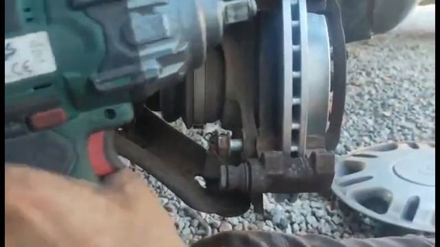 TUTO : TOYOTA YARIS COMMENT CHANGER C'EST DISQUES/PLAQUETTES AVANT ! смотреть онлайн