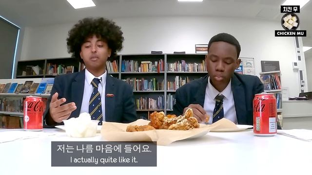 한국 치킨을 처음 먹어본 영국 고등학생들의 반응! смотреть онлайн