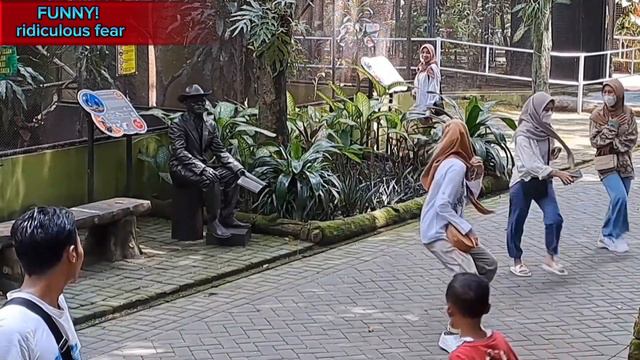 FUNNY pranks! 🤫статуя, которая пугает людей😱 смотреть онлайн