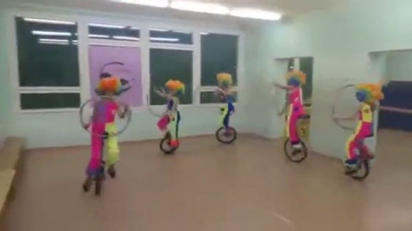 Студия акробатики ПАНТЕРА школа 657 Разноцветные клоуны моноциклисты