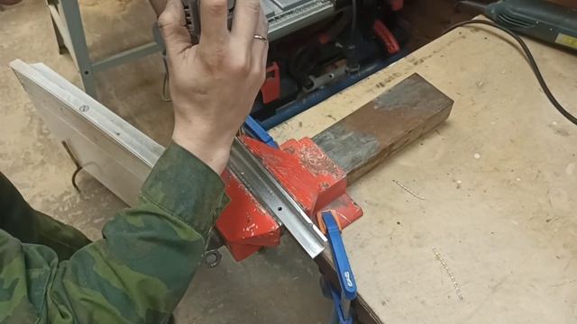 Супер простое приспособление для заточки ножей фуганка/рейсмуса под 45 смотреть онлайн