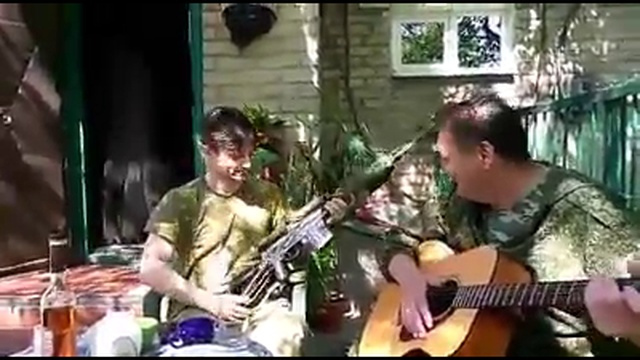 Дуэт для гитары с винтовкой. )) 