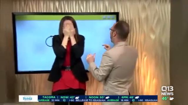 Копия видео "Телеведущая попыталась нарисовать пушку, но что то пошло не так 1" смотреть онлайн