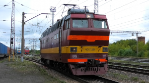 ЧС4Т-291 прицепляется к скорому поезду Тюмень — Санкт-Петербург на станции Балезино