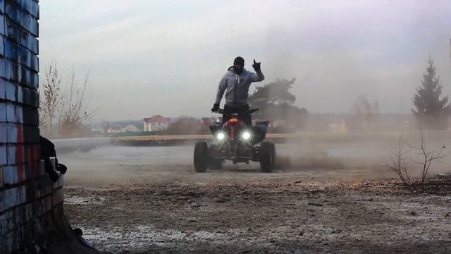 Трюки на квадроцикле на крыше заброшенного лагеря | Yamaha raptor 700 roof top stuntriding смотреть онлайн