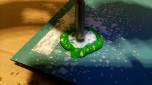 Сверлим отверстие в зеркале 14 мм  под кнопку.