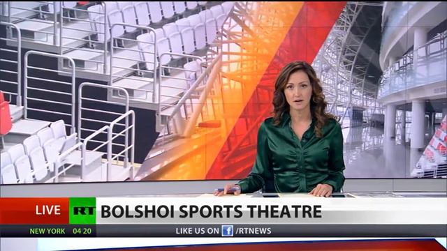 Woman TV News Presenter in Green Satin Blouse смотреть онлайн