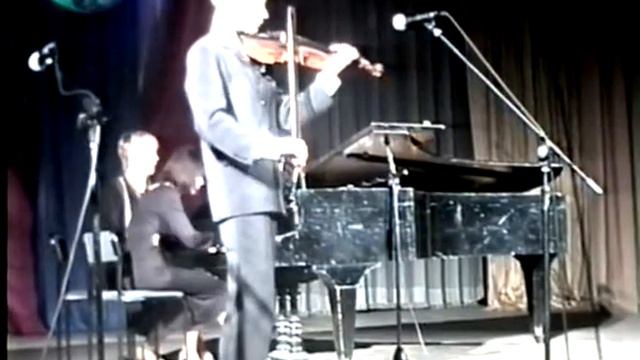 Das Spiel auf der Geige. The young violinist. El violín canta en sus manos. смотреть онлайн