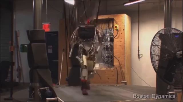 Robot marches to Erika Earrape смотреть онлайн