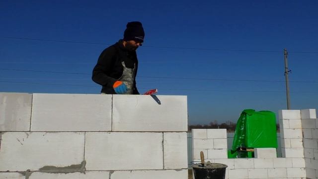 36.Кладка седьмого ряда газоблока, строим сами себе дом