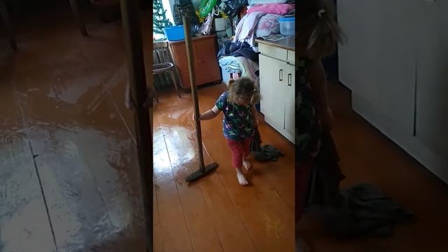 Аня моет пол. Помогает маме!!! смотреть онлайн