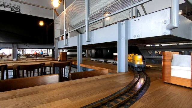 ?? POCIĄG PRZYWOZI PIWO I JEDZENIE Výtopna Railway Restaurant смотреть онлайн