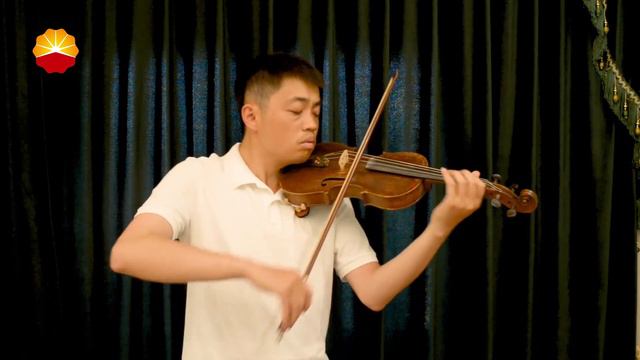 Работник КННК исполняет скрипичный концерт «Влюбленные бабочки»