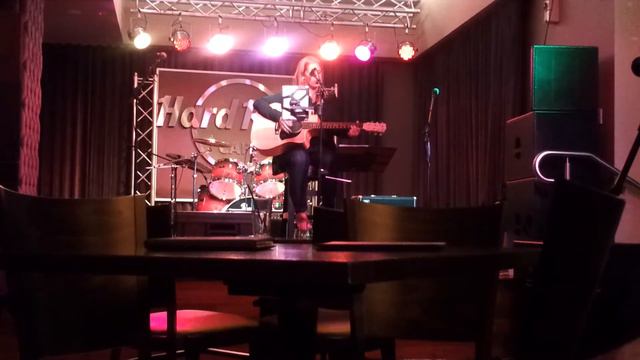 Erica Marks - Hard Rock Cafe, Sydney, Australia - A Little More Time (Zox Cover) смотреть онлайн