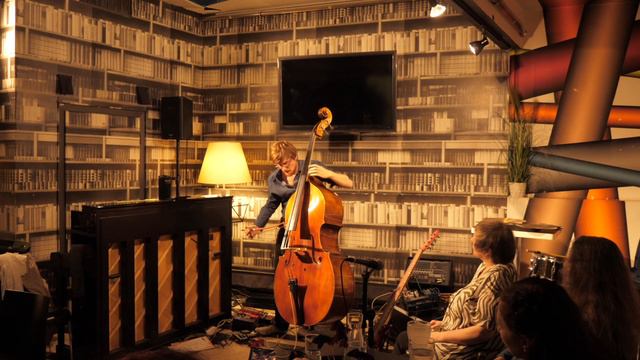 Philipp Kienberger Solo Kontrabass live im Café Korb Teil1+2 смотреть онлайн