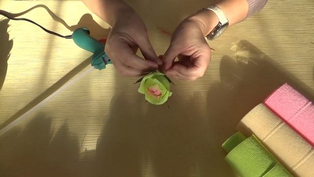 4 ИДЕИ РОЗ из ГОФРИРОВАННОЙ БУМАГИ своими руками/4 IDEAS ROSES from corrugated paper DIY смотреть онлайн