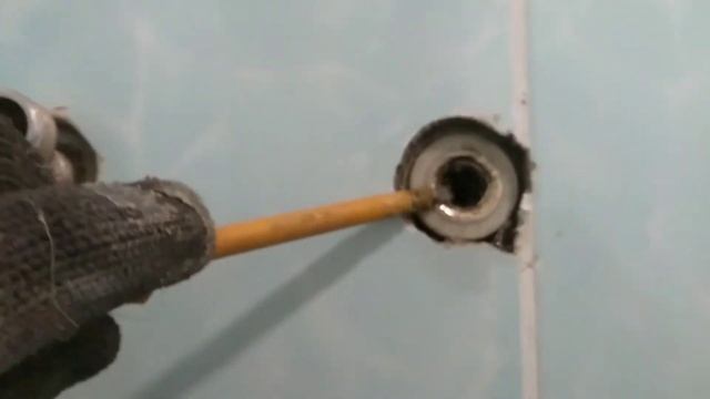 Как можно достать отломанную резьбу эксцентрика с помощью перфоратора