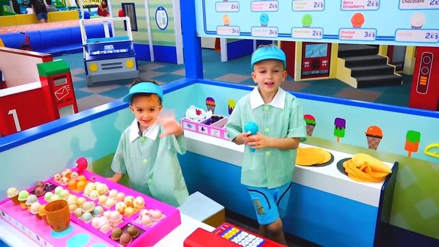 Vlad y Mama pretenden jugar en el centro de juegos para niños смотреть онлайн