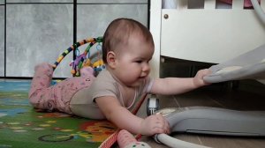 Полина научилась ползать. Ползаем по-пластунски вперед и назад.