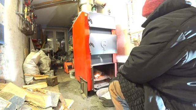 Ежедневный ритуал с твердотопливным котлом смотреть онлайн