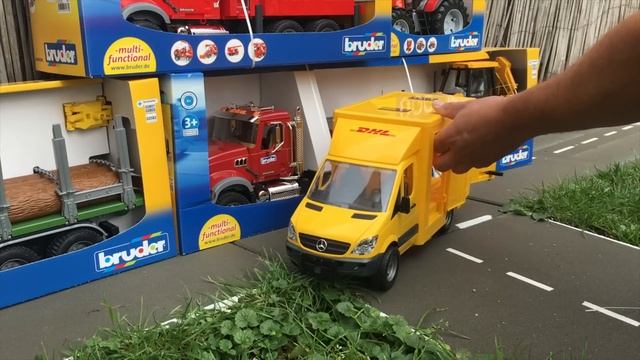 BRUDER Toys New traktor Fendt, truck Mack crane and Scania смотреть онлайн