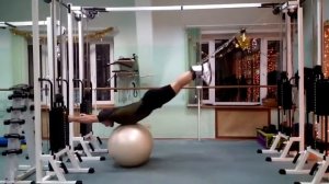Упражнение из методик Бубновского «брасс на мяче»