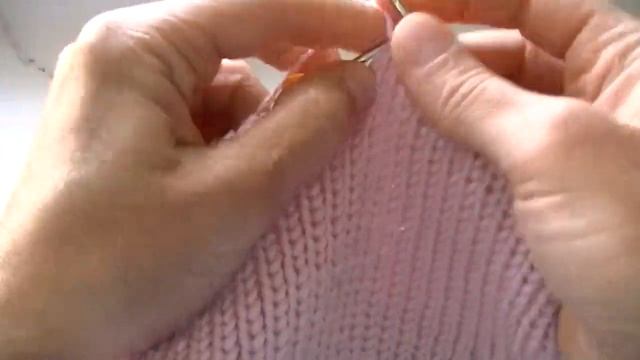 ВЯЖЕМ ПОПУЛЯРНУЮ ДВУХСТОРОННЮЮ МОДЕЛЬ ШАПОЧКИ С ДИАГОНАЛЬНОЙ МАКУШКОЙ. смотреть онлайн