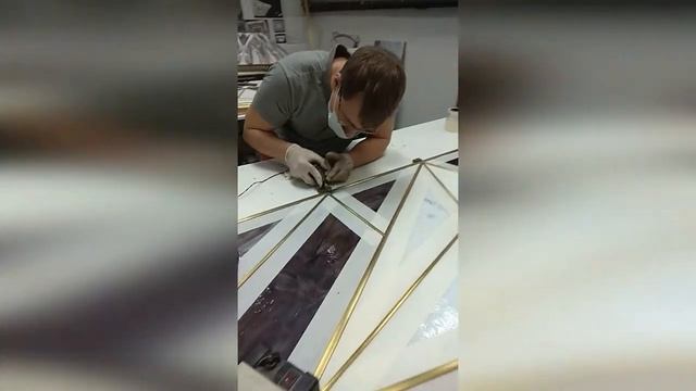 Витраж "Геометрические формы" на латунном профиле. смотреть онлайн