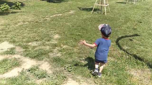 Давид играет на спортивной площадке смотреть онлайн