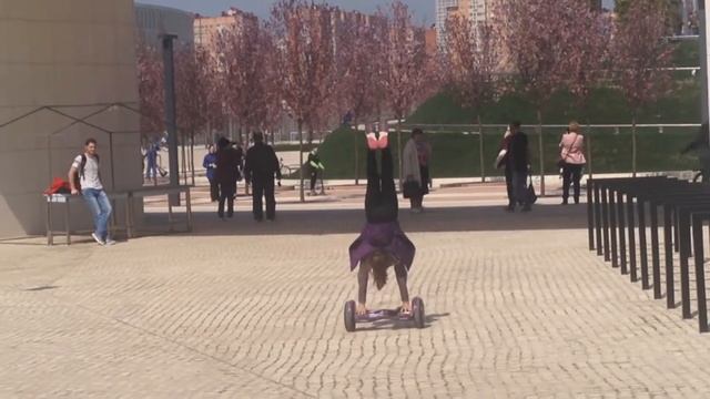 Акробатканастя на руках на гироскутере в парке Галицкого смотреть онлайн