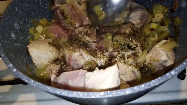 Как вкусно потушить свинину. Тушеное МЯСО с ЛУКОМ. смотреть онлайн