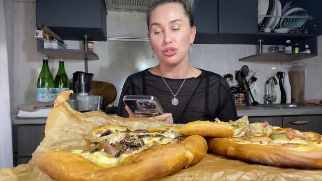МУКБАНГ/ДОМАШНЯЯ ПИЦЦА С БЕКОНОМ И ПИЦЦА С КОПЧЕНОЙ КУРИЦЕЙ#mukbang#asmr смотреть онлайн