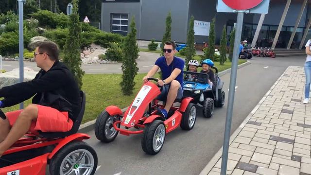 Laitse Rally Park Бетти и Нелли катаются на машинках смотреть онлайн