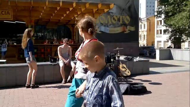 Барабанщик балуется. Уличные музыканты, г.Хабаровск. смотреть онлайн