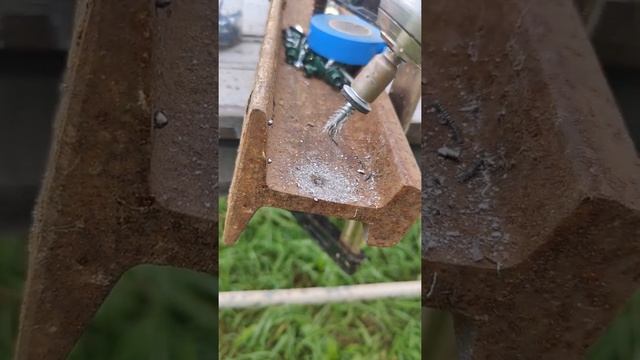 Кровельный саморез с буром против толстого металла рельса) Сверлю в другом месте) #shorts смотреть онлайн