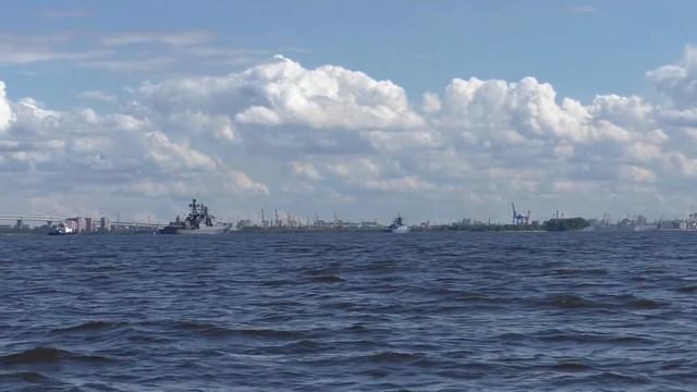 БПК "Вице-адмирал Кулаков" на параде в честь дня ВМФ смотреть онлайн