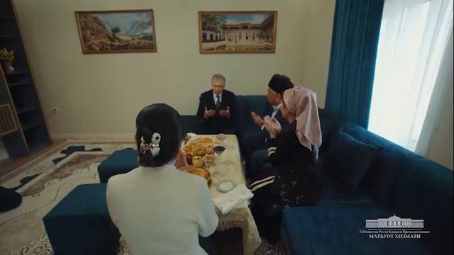 Глава государства посетил махаллю Садда-таги, где встретился с активом и побывал в гостях у одного. смотреть онлайн