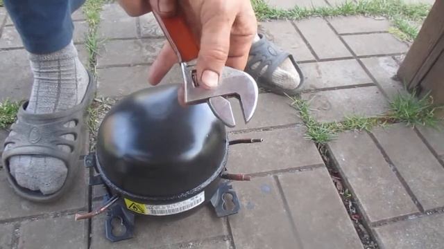 Как очистить от ржавчины разводной ключ при помощи двигателя от холодильника Атлант.Лайфхак. смотреть онлайн