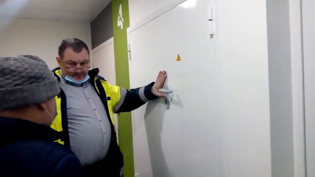 Участники программы реновации осматривают квартиру в корпусе 934 в Зеленограде смотреть онлайн