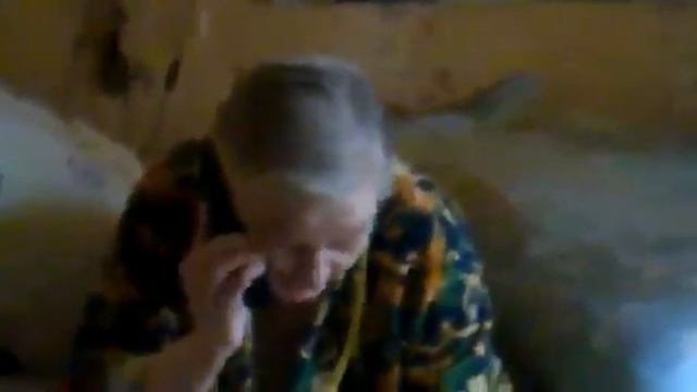 Приколы / Люди: Дерзкая бабуля решает вопросы по телефону 18+, посылает на три буквы смотреть онлайн