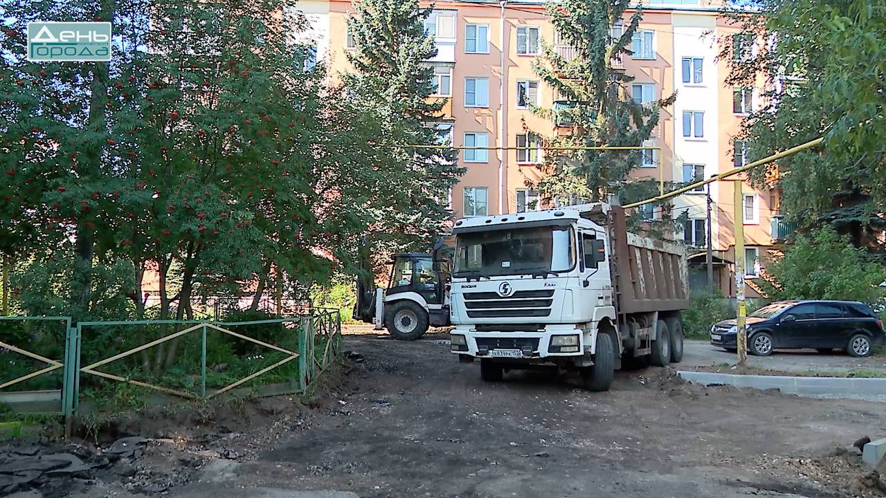 В Московском районе приводят в порядок дворы по муниципальной программе «Формирование комфортной го смотреть онлайн