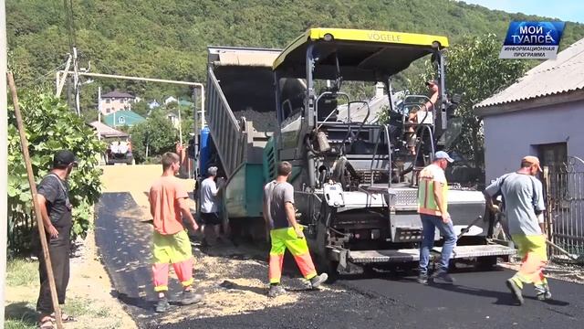 Ремонт дороги в переулке Светлом на завершающем этапе смотреть онлайн