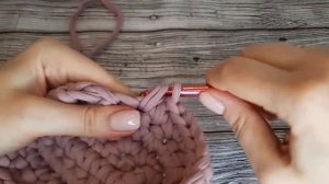 Вязание крючком клапана для рюкзака из трикотажной пряжи.