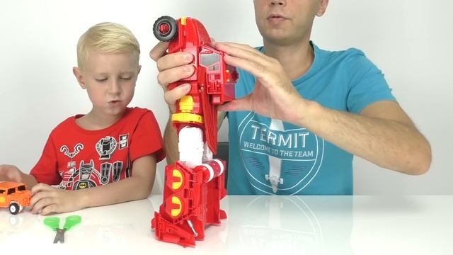 Трансформеры. Карбот Гигантский робот трансформируется в игрушечный джип, грузовик и трансформера