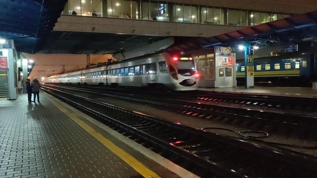 Жд транспорт. Жд вокзал. Жд дорога. Скорый поезд "Интерсити" уходит с перрона киевского ЖД вокзала. смотреть онлайн