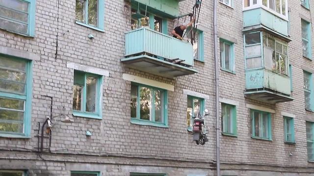 Житель Казани паркует личный транспорт к балкону смотреть онлайн